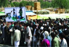 مردم بامیان در اعتراض به ناامنی مسیر کابل- بامیان  تظاهرات کردند