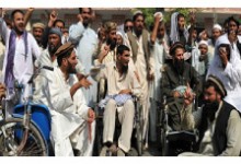 اعتراض معلولان به حمله‌کننده‌گان دفتر صلیب سرخ در جلال‌آباد