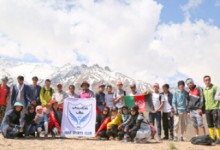 کوه‌نوردان  در تلاش فتح قله‌های کوه بابا