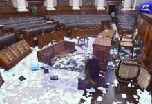 ادامۀ تنش‌ها بر سر کرسی ریاست مجلس: پنج پولیس زخمی شدند  و درب پارلمان شکست